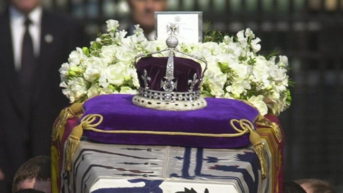 Der Koh-i-Noor-Diamant auf der Krone von Queen Mum soll angeblich verflucht sein. (Foto)