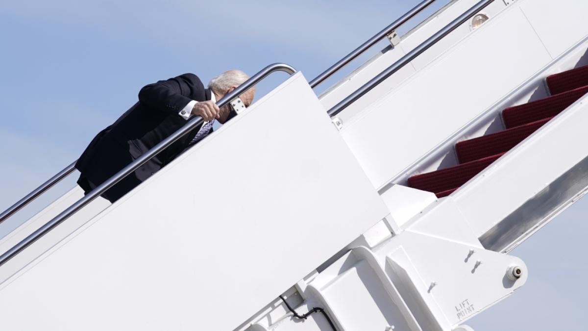 Joe Biden h&auml;lt sich am Gel&auml;nder der Gangway fest, nachdem er beim Einsteigen in die Air Force One auf der Treppe gestolpert ist. (Foto)