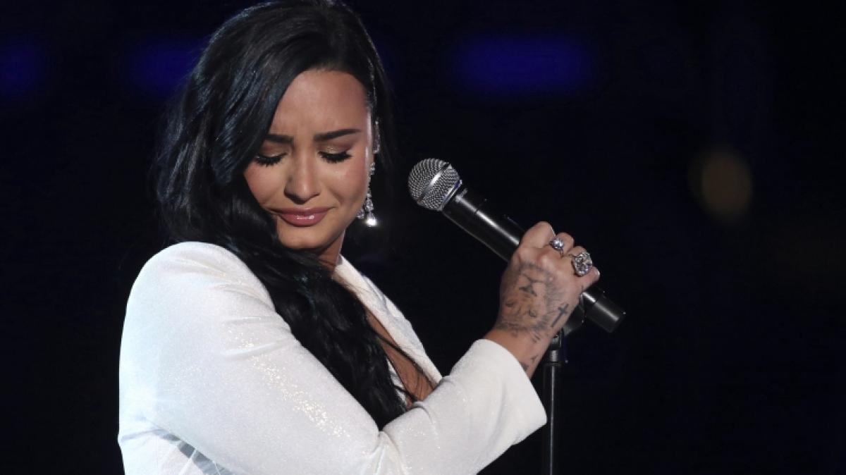Bei Demi Lovato wird das Oberteil durchsichtig. (Foto)