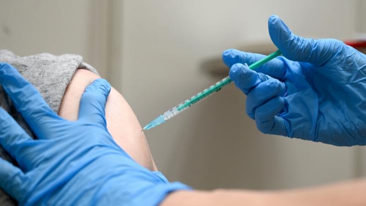 Gegen das Coronavirus Geimpfte können sich in naher Zukunft auf mehr Freiheiten freuen.