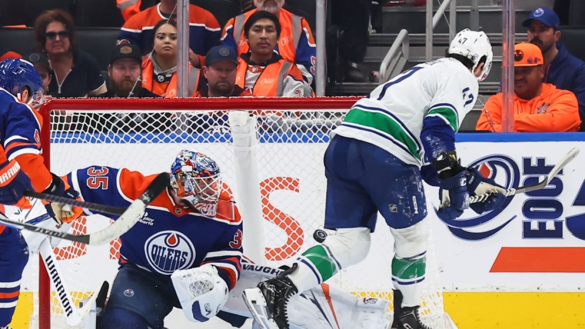 Eishockey, M&auml;nner: NHL, Hauptrunde, Edmonton Oilers &ndash; Vancouver Canucks. Paul Cotter (r) von den Vancouver Canucks erzielt in der Verl&auml;ngerung ein Tor gegen Goalie Tristan Jarry von den Edmonton Oilers. (Foto)