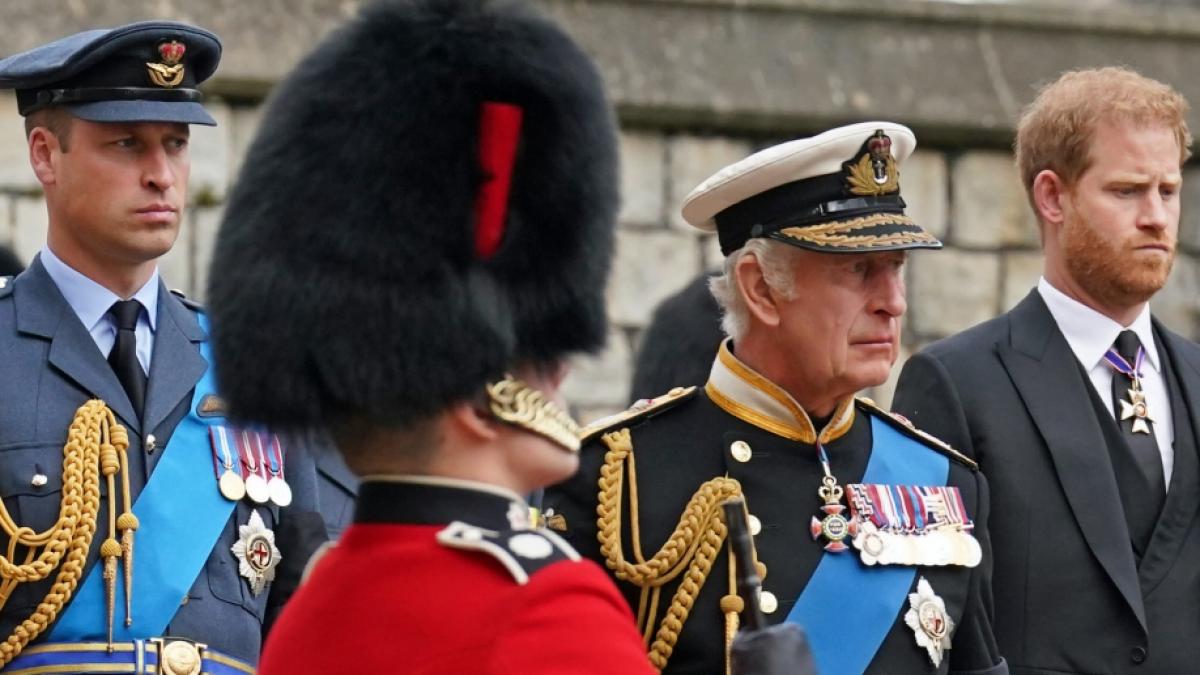 Prinz Harry (r.) attackiert seinen Vater Charles in seinen Memoiren. (Foto)