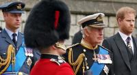 Prinz Harry (r.) attackiert seinen Vater Charles in seinen Memoiren.