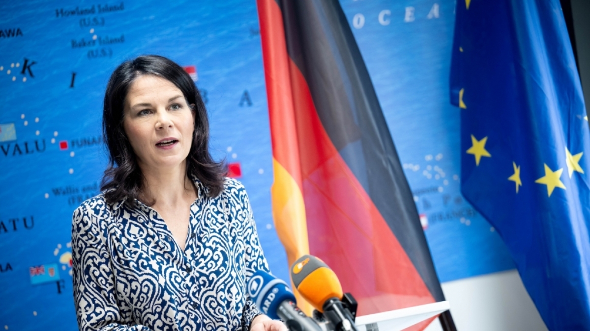 Annalena Baerbock bei einer Pressekonferenz in der Deutschen Botschaft. (Foto)