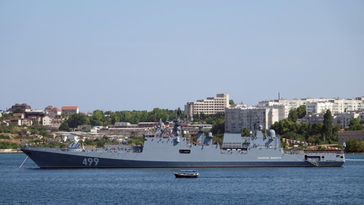 Das russische Kriegsschiff "Admiral Makarow" der russischen Schwarzmeerflotte liegt vor der Hafenstadt Sewastopol, wo j&uuml;ngst ein Feuer ausgebrochen ist. (Foto)
