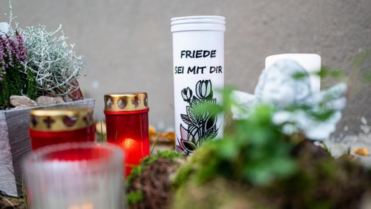 Anwohner von Detmold legten kurz nach dem Mord Kerzen und Kränze am Wohnhaus des ermordeten Dreijährigen nieder.