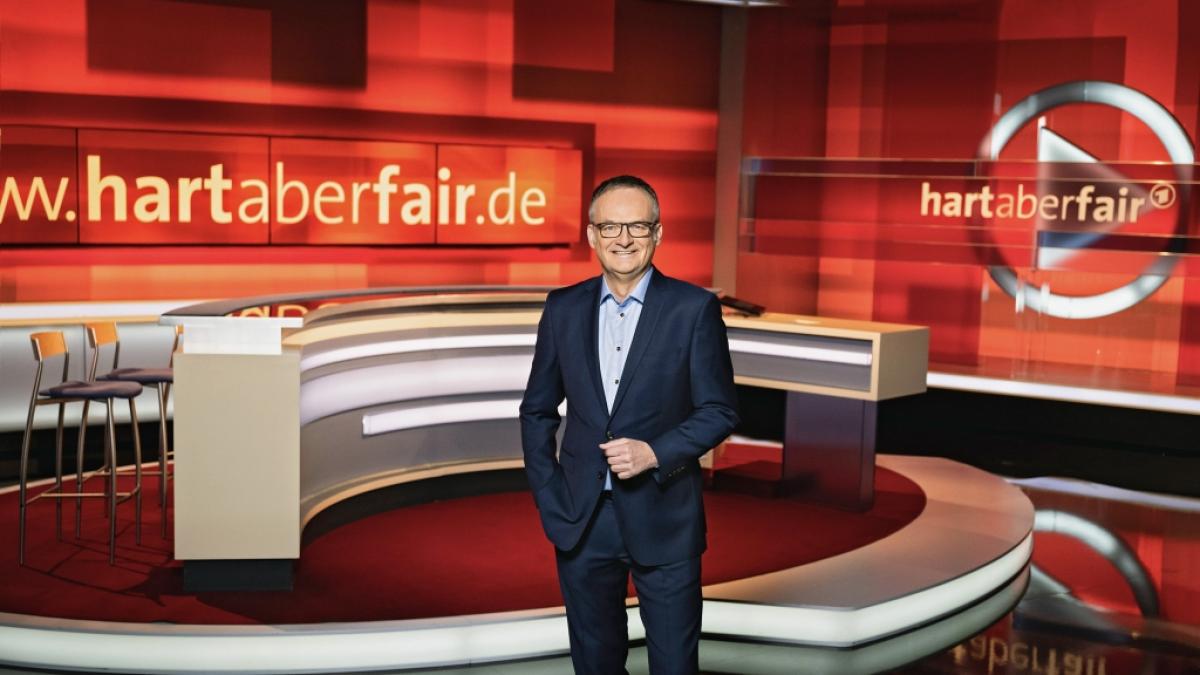 Moderator Frank Plasberg im Studio zur Sendung "hart aber fair". (Foto)