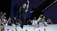 Fußball-Weltmeister Zinedine Zidane trägt die Olympische Fackel.