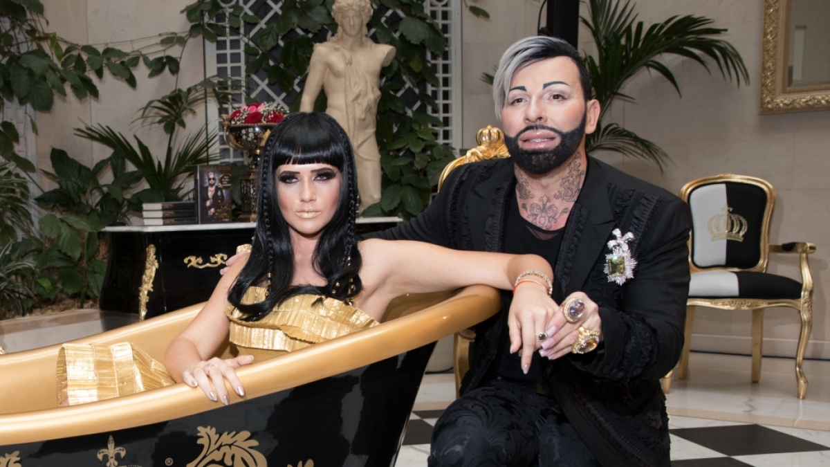 Designer Harald Gl&ouml;&ouml;ckler pr&auml;sentiert mit Model Sarah Knappik seine neue Interieur-Kollektion im Herbst in Berlin. (Foto)