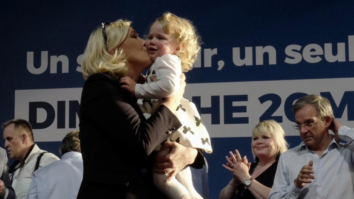 Marine le Pen k&uuml;sst ein M&auml;dchen w&auml;hrend einer Wahlkampfveranstaltung (2019). (Foto)
