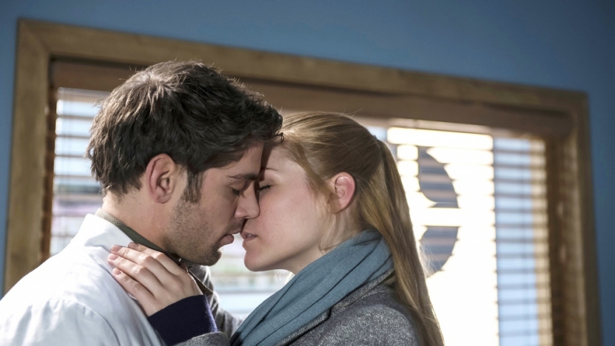 In der neuen Folge von "In aller Freundschaft - Die jungen &Auml;rzte" kommen sich Niklas und Julia wieder n&auml;her. (Foto)
