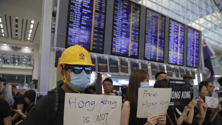 Demonstranten stehen am Flughafen von Hongkong.