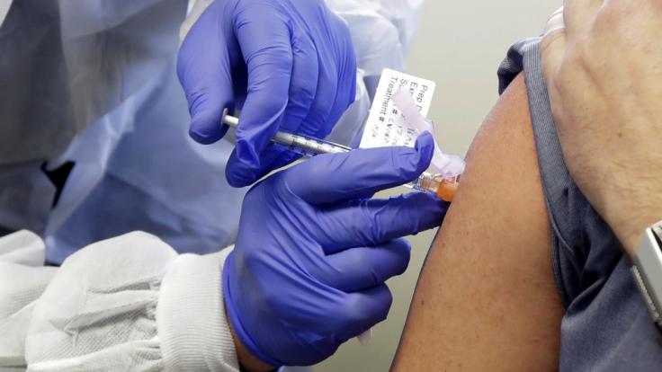 Ein britischer Impfstoff gegen das Coronavirus könnte gleich doppelt vor den Gefahren einer Covid-19-Infektion schützen.