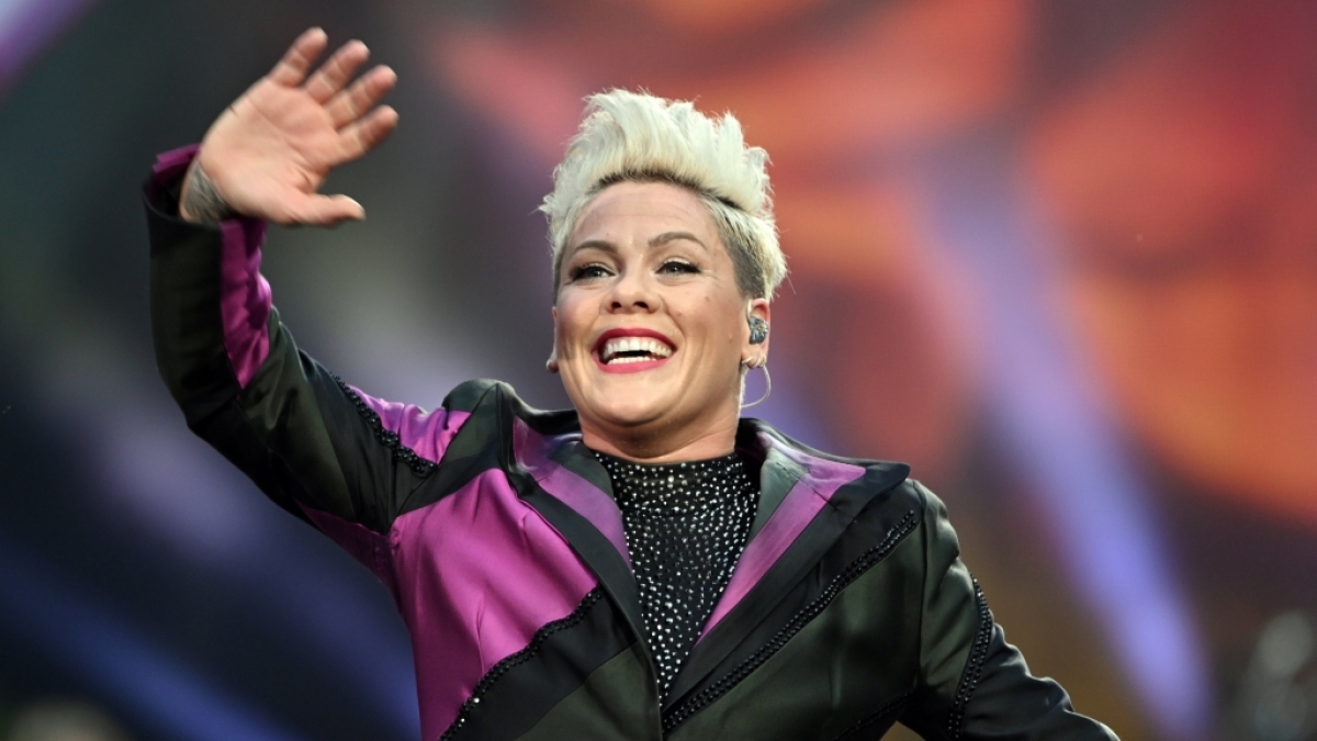 Pink steht auf der B&uuml;hne. (Foto)