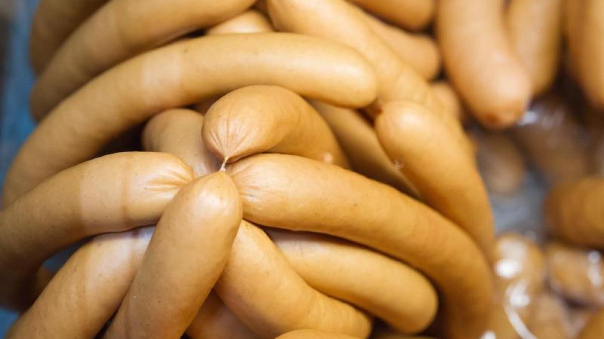 Perfekt sind Wiener W&uuml;rstchen, wenn ihre H&uuml;lle knackig ist und sie nach Rauch riechen und schmecken. (Foto)
