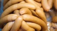 Perfekt sind Wiener Würstchen, wenn ihre Hülle knackig ist und sie nach Rauch riechen und schmecken.