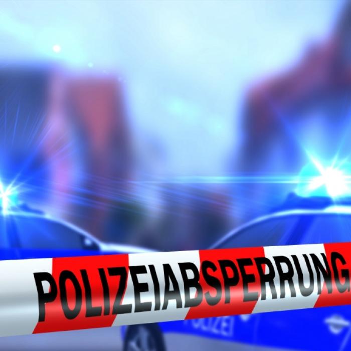 Frau (27) tot, 4-Jähriger schwer verletzt! Killer stieg nachts in Wohnung ein