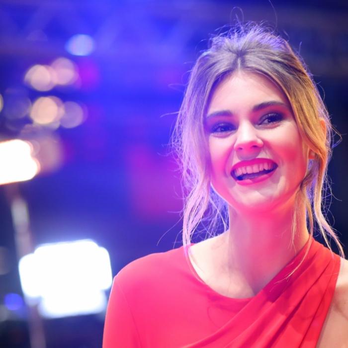 XXL-Ausschnitt! Mit DIESER Pose verführt das Model seine Fans