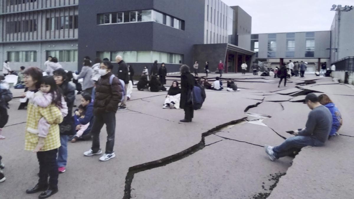 In Wajima in der japanischen Pr&auml;fektur Ishikawa sind nach einem starken Erdbeben Risse im Boden zu sehen. (Foto)