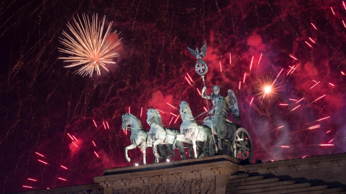 Willkommen, 2024! Am Brandenburger Tor in Berlin wurde das neue Jahr mit einem H&ouml;henfeuerwerk begr&uuml;&szlig;t. (Foto)