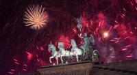 Willkommen, 2024! Am Brandenburger Tor in Berlin wurde das neue Jahr mit einem Höhenfeuerwerk begrüßt.