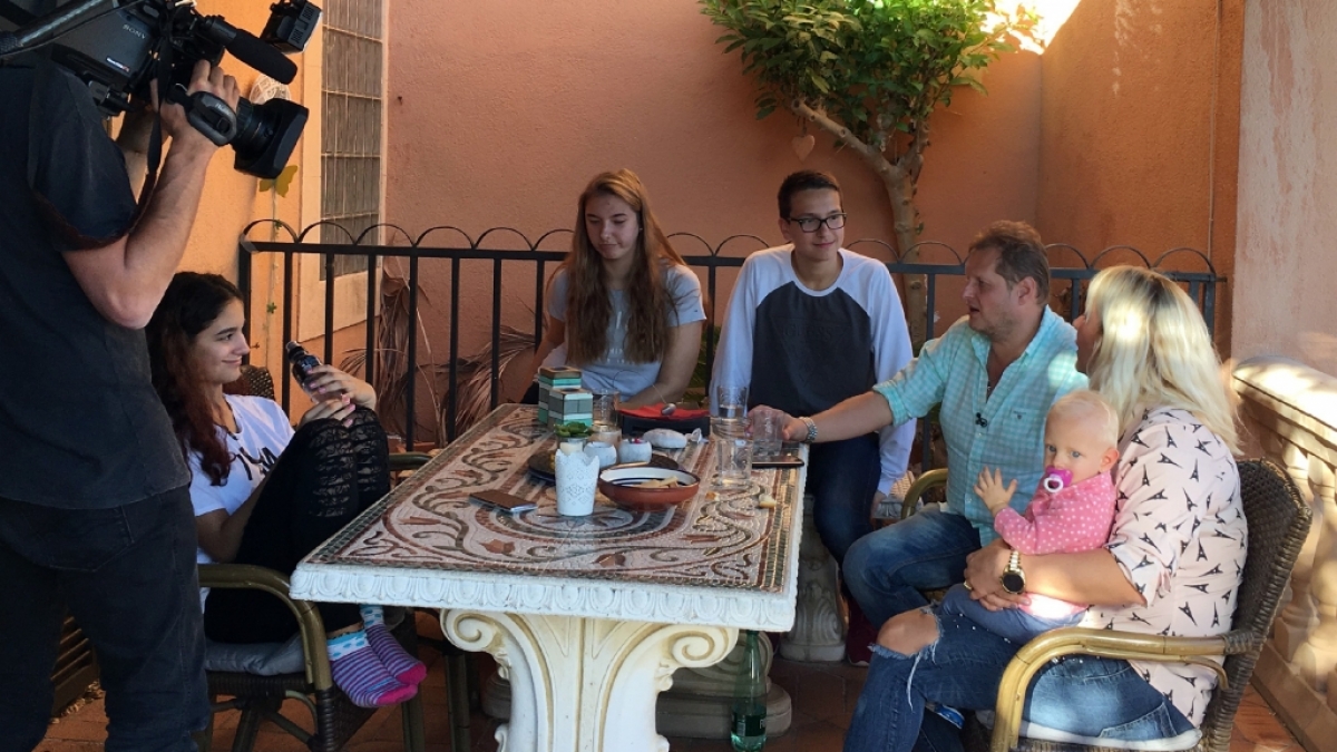 V.l.: Jada, Joelina, Volkan, Jens, Daniela und Jenna im Gespr&auml;ch. (Foto)