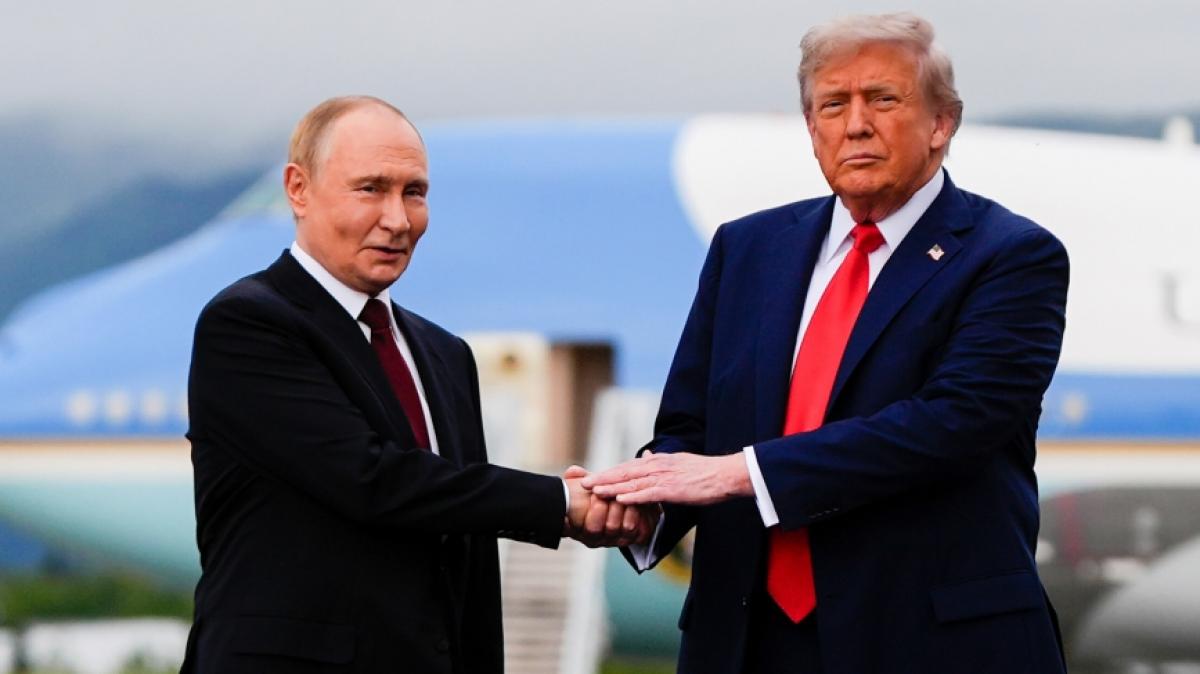 Donald Trump (rechts) will angeblich die Sanktionen gegen Putins Staatsfonds aufheben. (Foto)