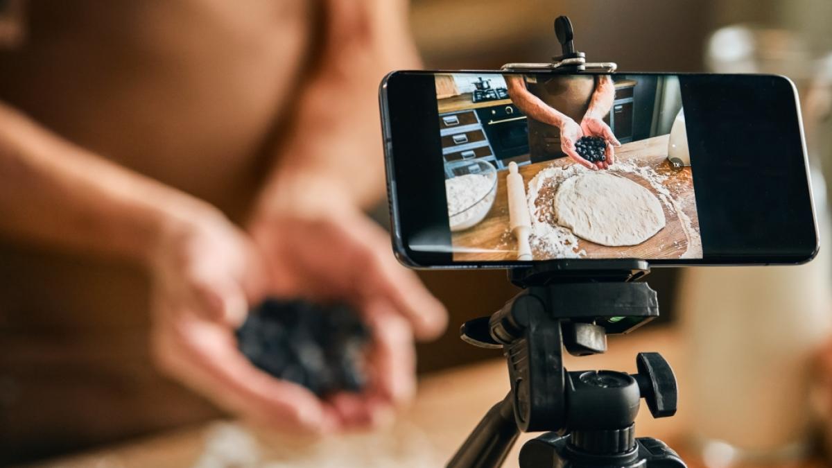 Dawn Hollyoak, die durch die britische Version von "Das gro&szlig;e Backen" bekannt wurde, ist mit nur 61 Jahren gestorben (Symbolfoto). (Foto)