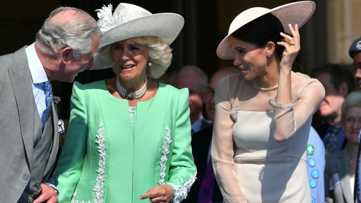 Da war die Welt für den englischen Thronfolger noch in Ordnung: Prinz Charles, Herzogin Camilla und Herzogin Meghan 2018 bei einem Gartenfest im Buckingham Palace.