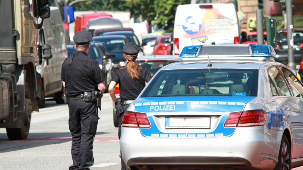 Wer sich nicht an geltende Gesetze h&auml;lt, riskiert im Stau schnell ein Bu&szlig;geld. Im schlimmsten Fall droht sogar eine Freiheitsstrafe. (Foto)