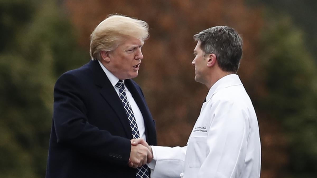 Ronny Jackson (r.), Ex-Leibarzt von Donald Trump (l.), will Joe Biden nicht mehr im Wei&szlig;en Haus sehen. (Foto)