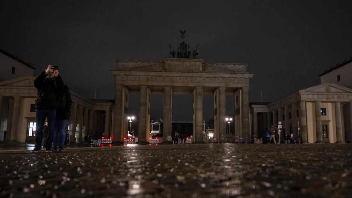 Die Beleuchtung vom Brandenburger Tor ist f&uuml;r die Aktion "Earth Hour" ausgeschaltet. (Foto)