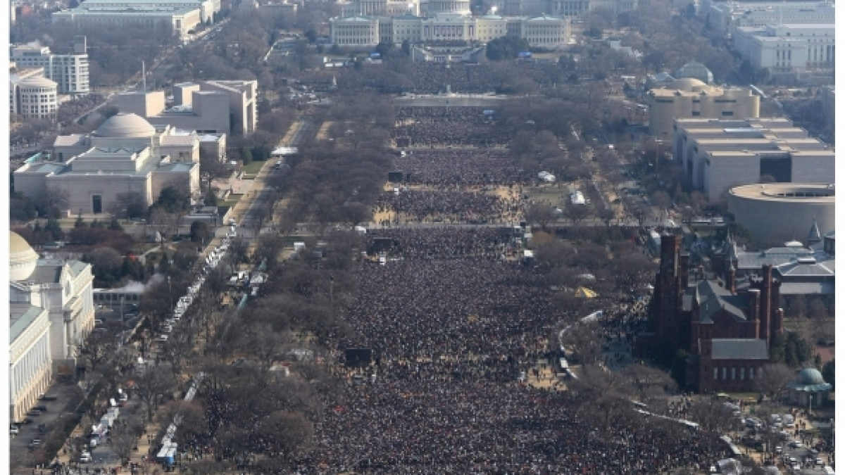 Die Menge an der Nationalpromenade w&auml;hrend der Amtseinf&uuml;hrungen des ehemaligen US-Pr&auml;sidenten Barack Obama (oben) 2009 und Donald Trump (unten) 2017 (zum Vergr&ouml;&szlig;ern auf Lupe klicken). (Foto)