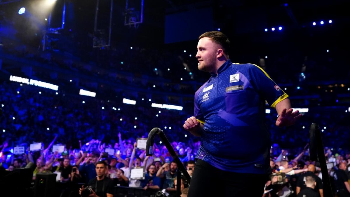 Luke "The Nuke" Littler hat in Wolverhampton abger&auml;umt und ist nach einem 3:16-Sieg gegen Martin Lukeman neuer "Grand Slam of Darts"-Champion. (Foto)