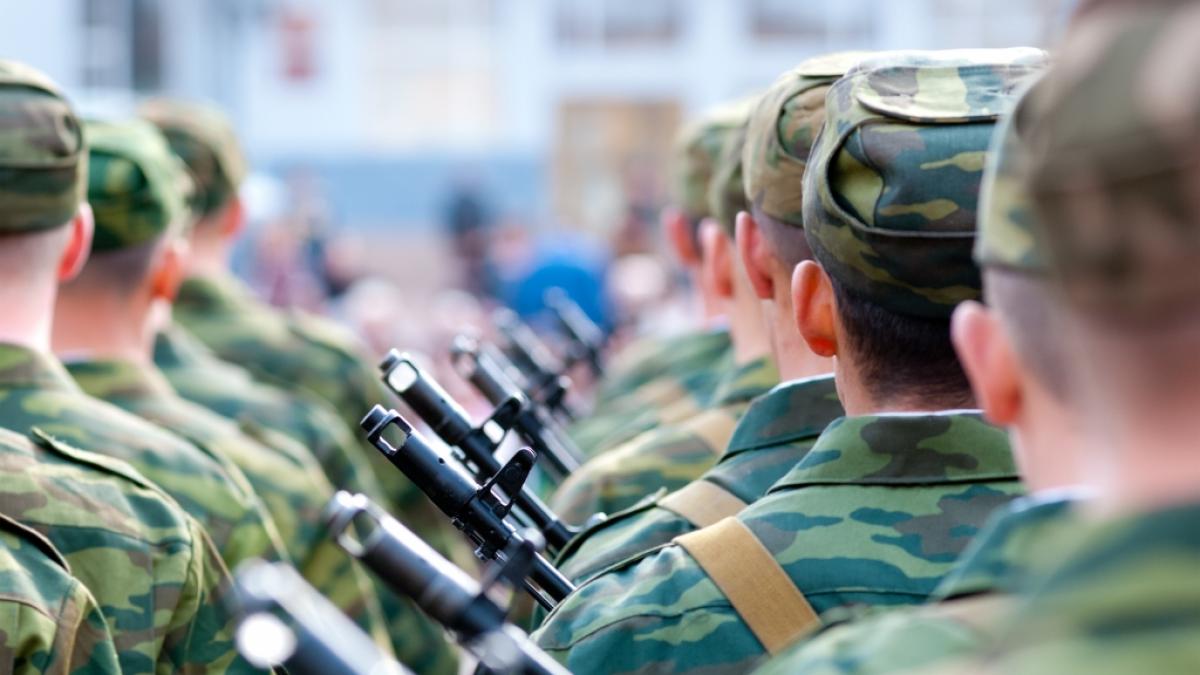 Russische Soldaten m&uuml;ssen aufgrund von Munitionsmangel nun offenbar Spaten im Nahkampf einsetzen. (Symbolbild) (Foto)