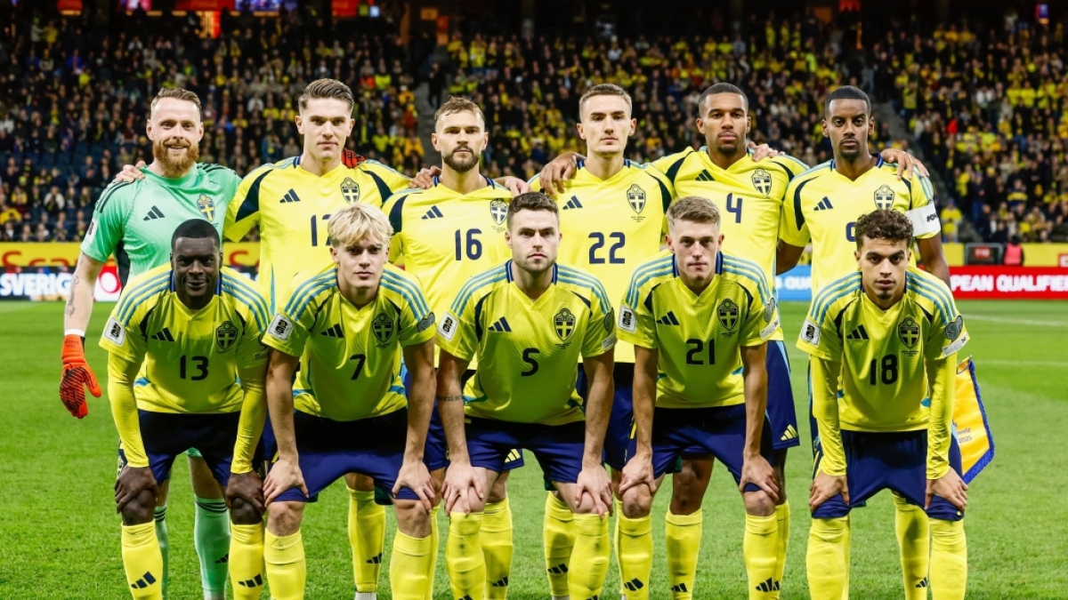 Schwedens Spieler nehmen vor dem WM-Qualifikationsspiel zwischen Schweden und der Schweiz in der Strawberry Arena f&uuml;r ein Mannschaftsfoto Aufstellung. Schweden nimmt an der Fu&szlig;ball-WM 2026 teil, am 11.10.2025. (Symbolbild) (Foto)