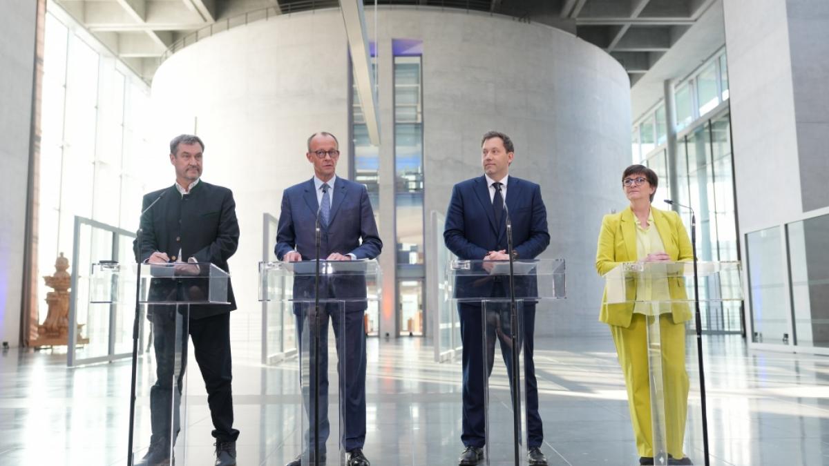 Markus S&ouml;der, (CSU), Friedrich Merz (CDU) sowie die SPD-Spitzen Lars Klingbeil und Saskia Esken (v.l.) verk&uuml;ndeten das Ergebnis ihrer Sondierungsgespr&auml;che vor der Presse. (Foto)