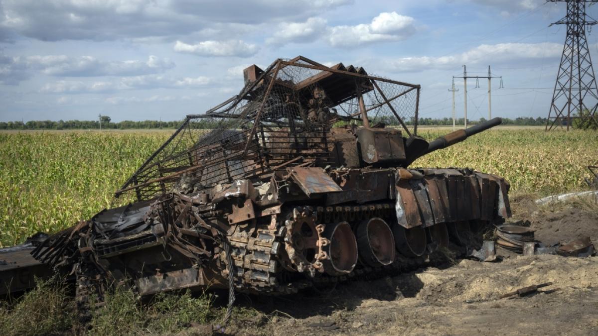 Ein zerst&ouml;rter russischer Panzer liegt am Rande eines Feldes. Rund um die Stadt Pokrowsk sollen Putins Truppen 539 Panzer innerhalb eines Jahres verloren haben, die Ukraine nur 92. (Foto)