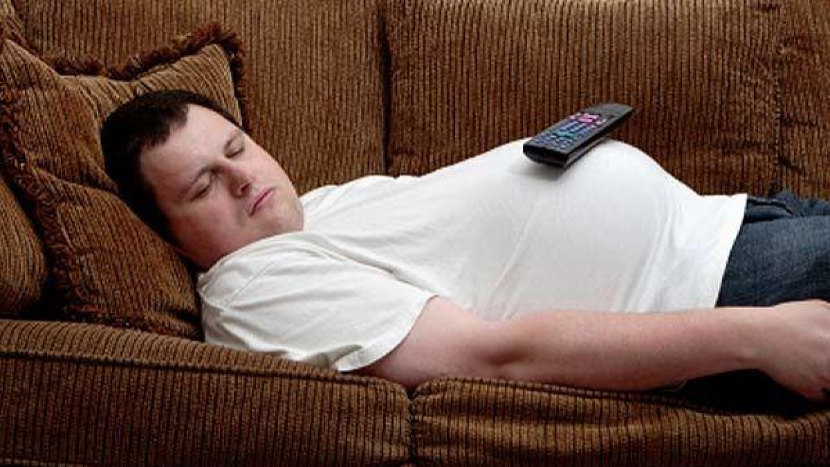 Faul auf dem Sofa fl&auml;zen  das r&auml;cht sich. Dabei kann man seine Muskeln auch im Sitzen und Liegen spielen lassen  und fitter werden, ohne die Couch zu verlassen. (Foto)