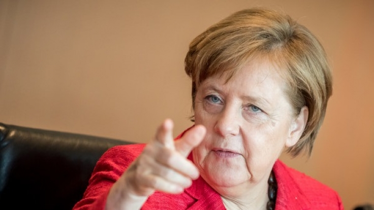 Bundeskanzlerin Angela Merkel (CDU) gestikuliert auf einer Sitzung des Bundeskabinetts im Kanzleramt in Berlin.