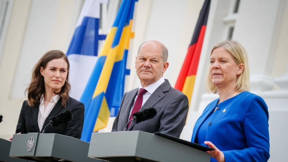 Die Ministerpr&auml;sidentinnen von Finnland und Schweden, Sanna Marin (l.) und Magdalena Andersson trafen am Dienstag, den 3. Mai Bundeskanzler Olaf Scholz. (Foto)