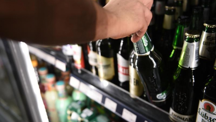 Die Deutschen trinken in der Corona-Krise weniger Alkohol. Experten sehen den Grund in den geschlossenen Gaststätten.