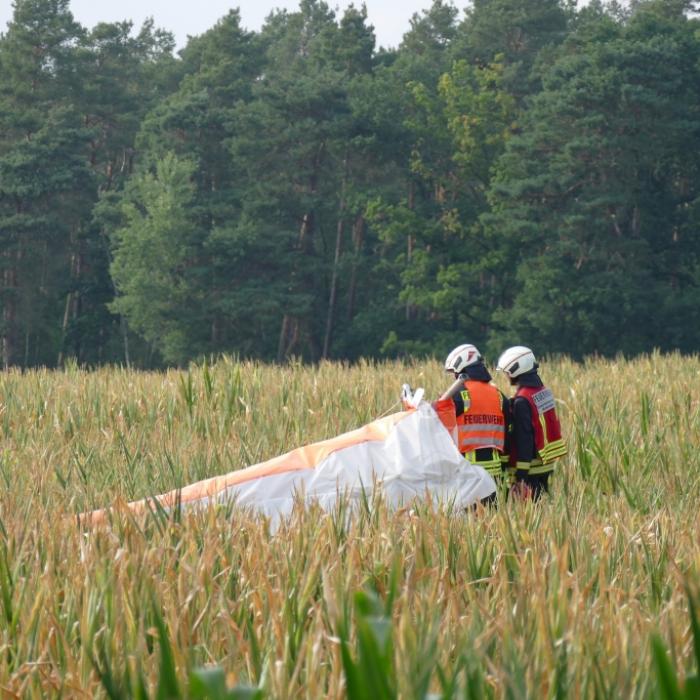 Leichtdrachen stürzt in Acker - 2 Menschen tot!