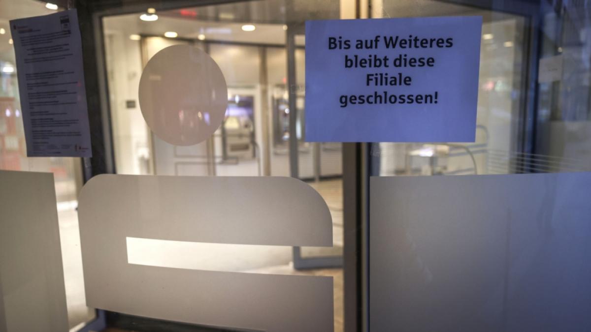Die betroffene Sparkassen-Filiale bleibt vorerst geschlossen. Die Beseitigung der Einbruchsch&auml;den dauert noch an, wie die Bank mitteilte. (Foto)