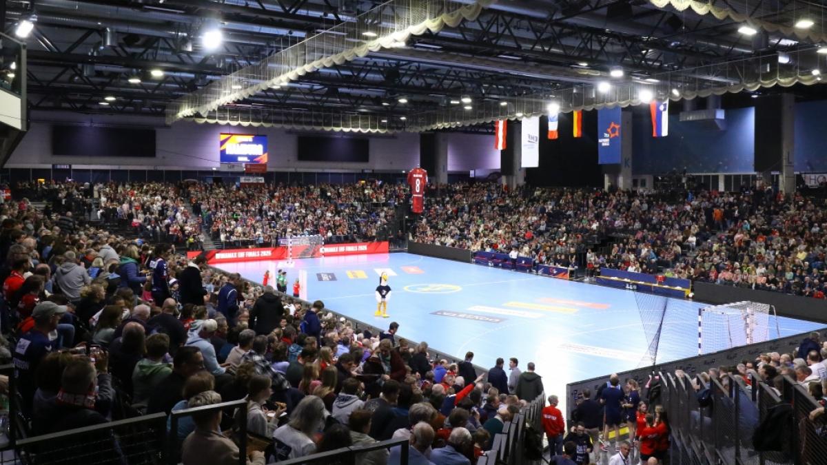 W&auml;hrend der Partie des SG Flensburg-Handewitts gegen Montpellier kam es zu einem Todesfall. Die rund 5.000 Zuschauer:innen in der Halle zeigten sich betroffen. (Foto)