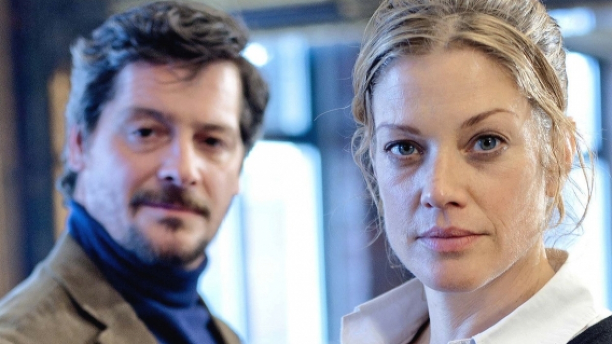 Leslie Cramer (Marie B&auml;umer) und ihr Verehrer, der Lehrer Dave (Fritz Karl). (Foto)