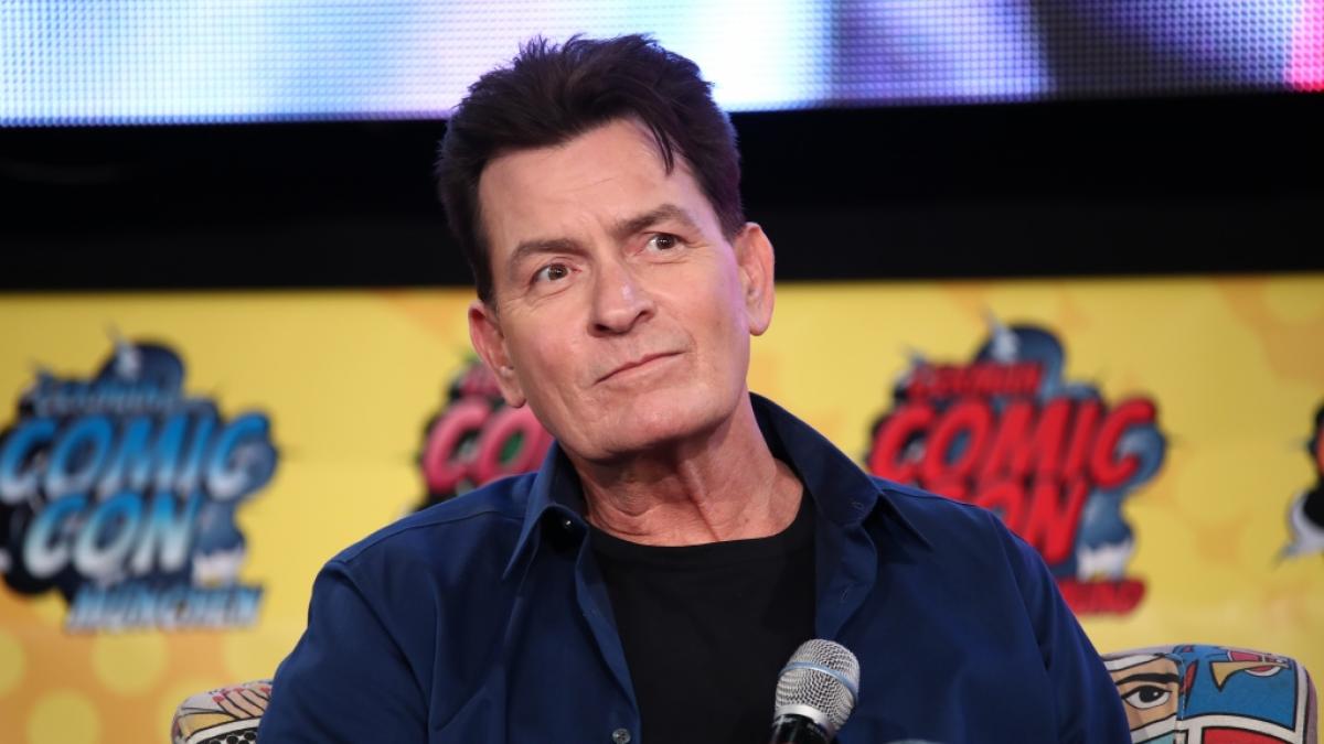 Charlie Sheen galt einmal als einer der bestbezahlten Schauspieler Hollywoods. Nun machten Ger&uuml;chte die Runde, er sei pleite und deshalb wieder bei seinen Eltern eingezogen. Aber was ist dran an den Ger&uuml;chten? (Foto)