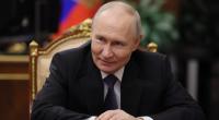 Wladimir Putin sorgt mit einer bizarren Kuss-Szene für Aufsehen.