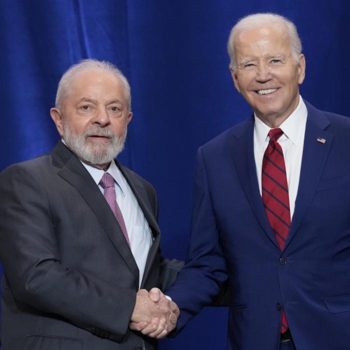 Handschlag ignoriert, in Flagge verheddert! US-Präsident mit Peinlich-Auftritt