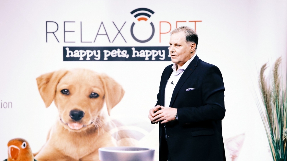 Frank Bendix aus Meschede pr&auml;sentiert mit RelaxoPet ein Klangwellenger&auml;t zur Enstspannung von Tieren. Er erhofft sich ein Investment von 100.000 Euro f&uuml;r 10 Prozent der Anteile an seinem Unternehmen.. (Foto)